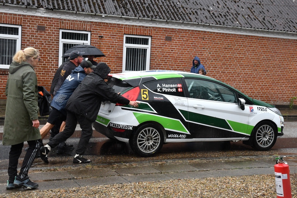 For Anders Kirkeby Hansen og Kasper Pinholt sluttede det i Sdr. Vium med at skubbe den strejkende rallybil ud til siden. Om det også bliver for resten af sæsonen, vil vise sig.
(Foto: Morten Dam - autoMOTIV/specialpress)